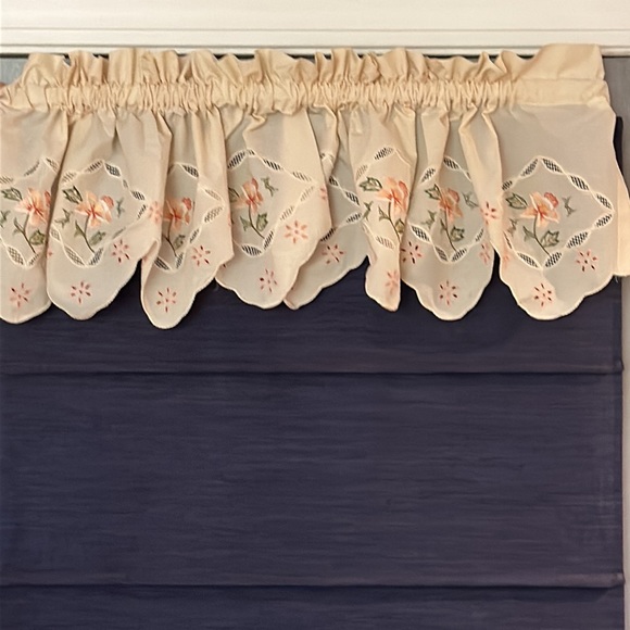 Set of valances and curtains. Cream with peach flowered embroidery pattern - Picture 4 of 7
